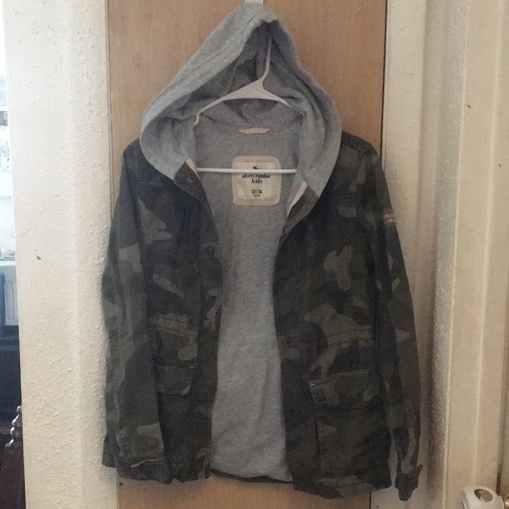 size says 13/14 but it’s the same as a 10/12 girls.